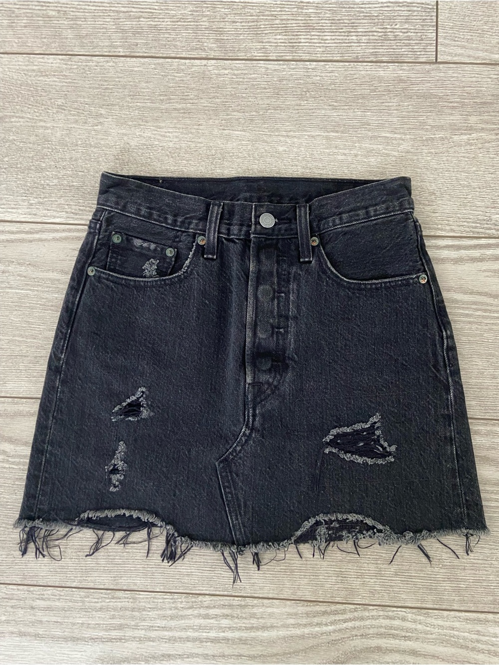 Levi’s Raw Hem Black Distressed Denim Skirt. Size: 24.